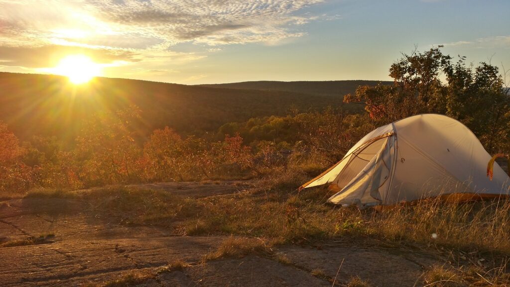 Campingzelt bei Sonnenuntergang