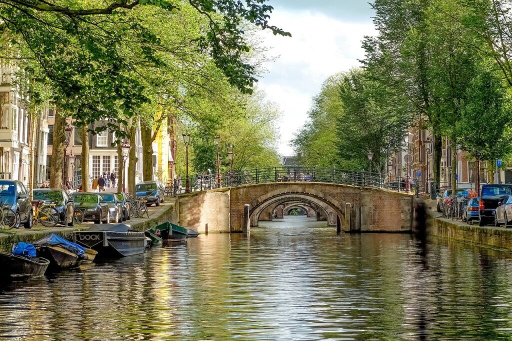 Camping Amsterdam - Brücke in der Stadt